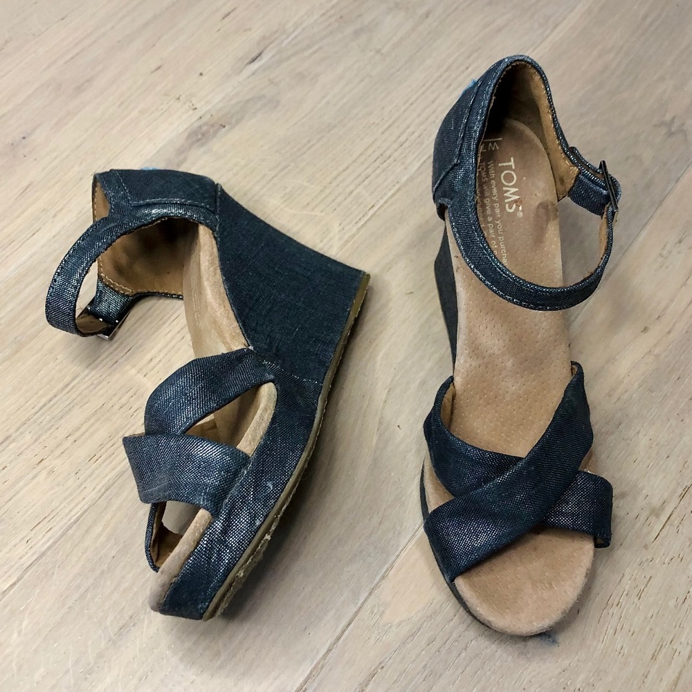 TOMS Sienna Metallic Shimmery Gray Denim Strappy Wedge sandals Size 7